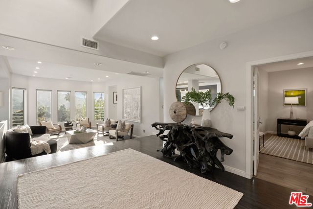 3275 N Knoll Drive, Los Angeles CA: https://media.crmls.org/mediaz/1e08b2bd-b7bc-496b-8ce9-6d7716ab94ff.jpg