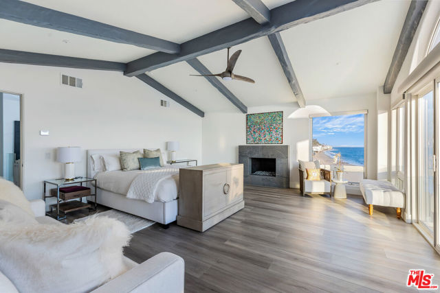 27336 Pacific Coast Highway, Malibu CA: https://media.crmls.org/mediaz/1e093e88-c680-4c27-b808-bfdf42607e04.jpg