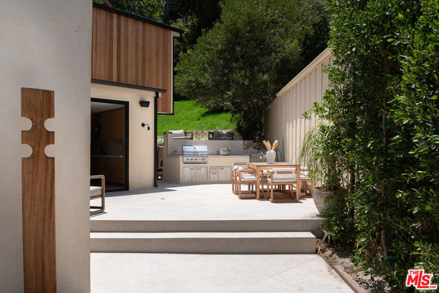 3977 Oeste Avenue, Studio City CA: https://media.crmls.org/mediaz/1e09e302-1f65-4a2c-a8ee-1074c3b44ee8.jpg