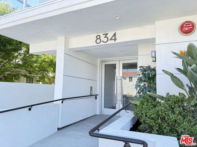 834 S Shenandoah Street, Los Angeles CA: https://media.crmls.org/mediaz/1e0a30ae-1e83-48c6-8cad-a76a01872778.jpg