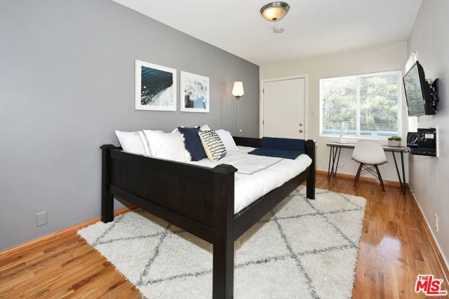 16 Clubhouse Avenue, Venice CA: https://media.crmls.org/mediaz/1e0a5291-2aca-4d5d-9039-8ef16abe5c9f.jpg