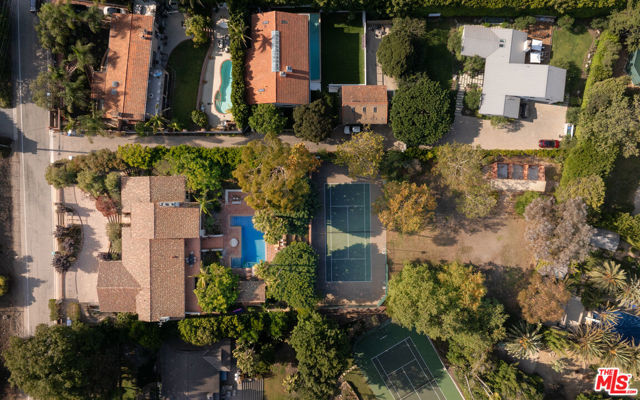 7046 Grasswood Avenue, Malibu CA: https://media.crmls.org/mediaz/1e0a6056-089f-49f1-b112-675def464655.jpg