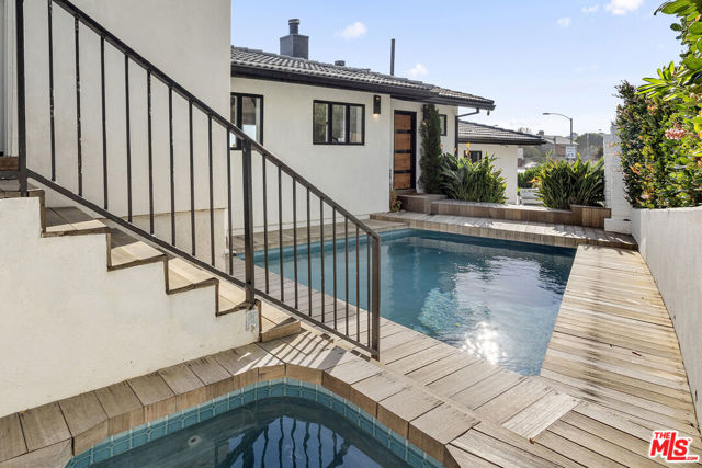 21715 Rambla Vista, Malibu CA: https://media.crmls.org/mediaz/1e0c4578-fbbb-45c9-b556-d6d4ee05e013.jpg