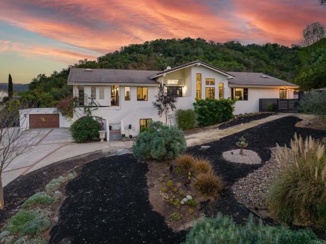 19950 Elfin Forest Ln, Escondido CA: https://media.crmls.org/mediaz/1e0d57f0-f9bf-41c4-b65b-1dd2e5b2ca15.jpg