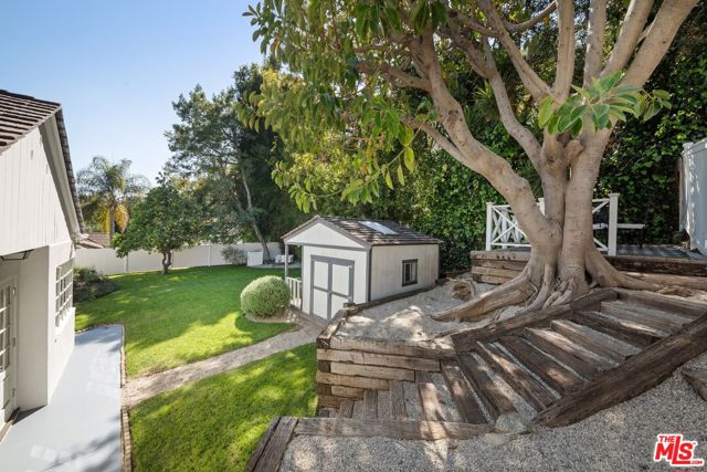 2107 Coldwater Canyon Drive, Beverly Hills CA: https://media.crmls.org/mediaz/1e0dfc00-a556-4909-84bd-0447401d2717.jpg