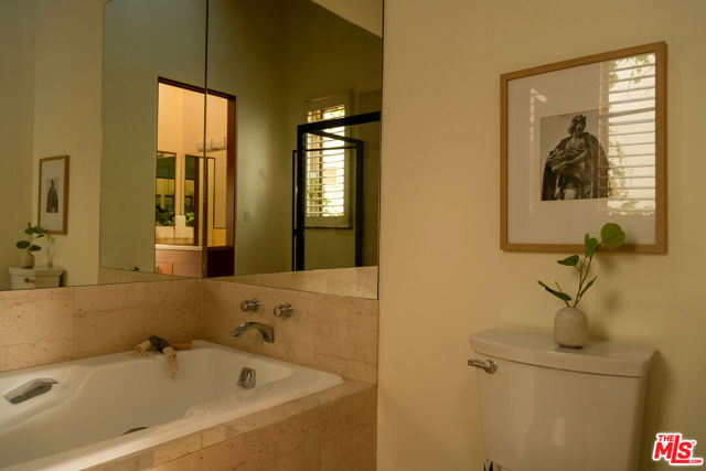 416 Carroll Canal, Venice CA: https://media.crmls.org/mediaz/1e0e09f6-6b77-4b91-98d5-9803c15bda80.jpg