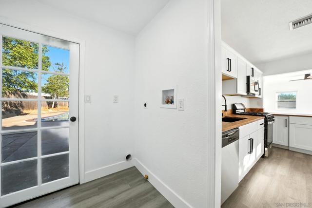 1301 Clove St, El Cajon CA: https://media.crmls.org/mediaz/1e0fad67-b6ed-4c60-a104-5c375ab5140d.jpg