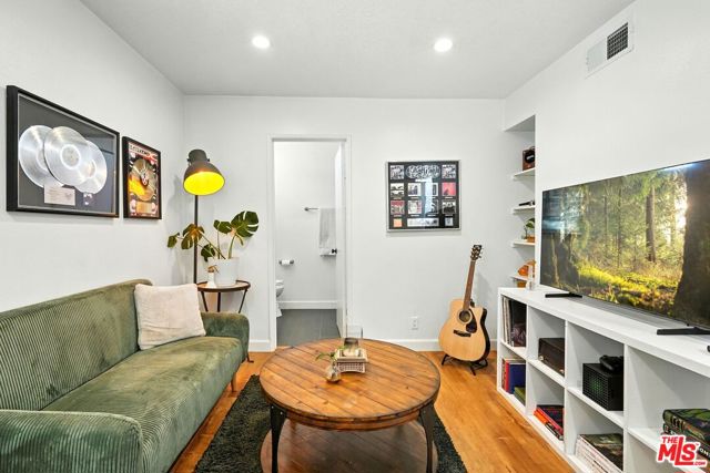 13012 Valleyheart Drive, Studio City CA: https://media.crmls.org/mediaz/1e0fd6e6-32e8-4117-b16f-59b07a51af44.jpg