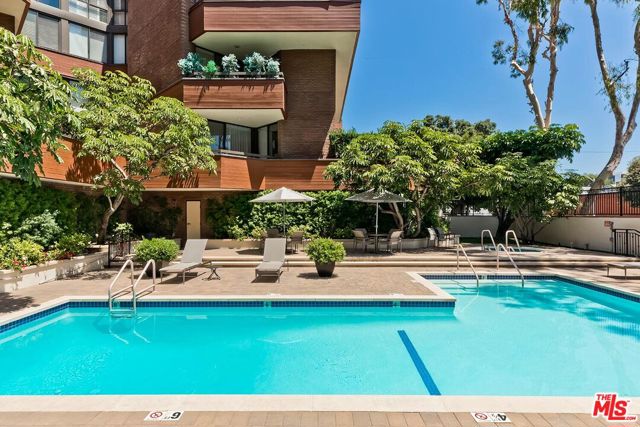 300 N Swall Drive, Beverly Hills CA: https://media.crmls.org/mediaz/1e10cab9-7b0a-4c27-962f-ae34da31215f.jpg