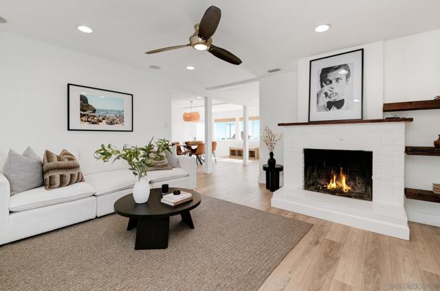 1129 Bonita Dr, Encinitas CA: https://media.crmls.org/mediaz/1e116bb1-be07-4529-baa8-abd8cefc8279.jpg