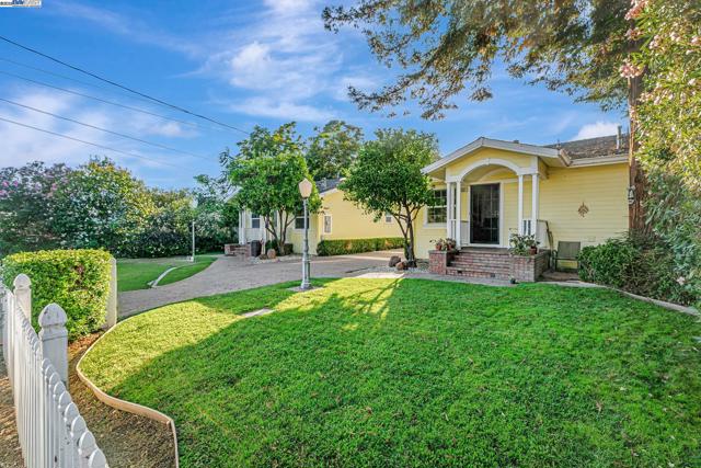 337 I St, Fremont CA: https://media.crmls.org/mediaz/1e119713-bd3c-41bf-a221-63361b657bdc.jpg