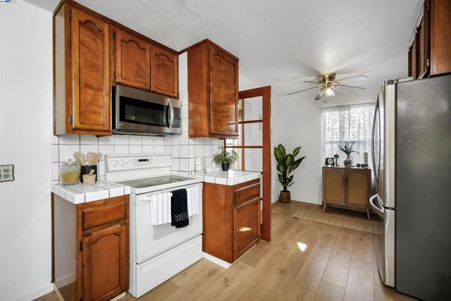 11132 Acalanes Dr, Oakland CA: https://media.crmls.org/mediaz/1e1198f4-c9bb-4e21-ba3a-11be917191b3.jpg