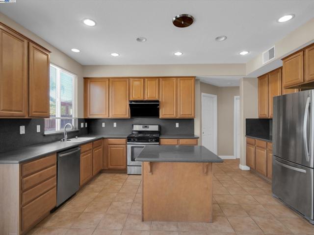 1413 Angus St, Patterson CA: https://media.crmls.org/mediaz/1e11eb03-2a32-41ff-8786-842e3c50f8bb.jpg