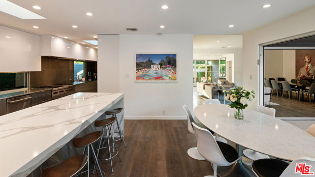 602 N Whittier Drive, Beverly Hills CA: https://media.crmls.org/mediaz/1e175faf-8d23-4c9c-a769-1e01c23c2ddb.jpg