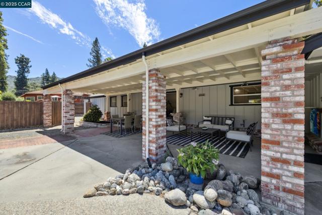 12 La Sonoma Ct, Alamo CA: https://media.crmls.org/mediaz/1e1855c0-c353-42d8-98b3-e087a776372a.jpg