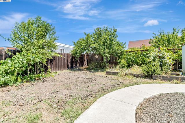 2940 Somerset Ave, Castro Valley CA: https://media.crmls.org/mediaz/1e194724-3d23-4870-bbe6-02b7862cb1cc.jpg
