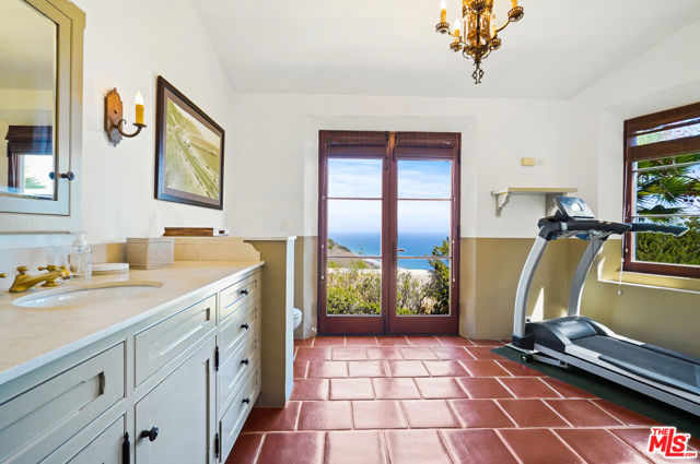 22800 Beckledge Terrace, Malibu CA: https://media.crmls.org/mediaz/1e1a020d-0c3b-4367-9f78-3f0afd11cf9d.jpg