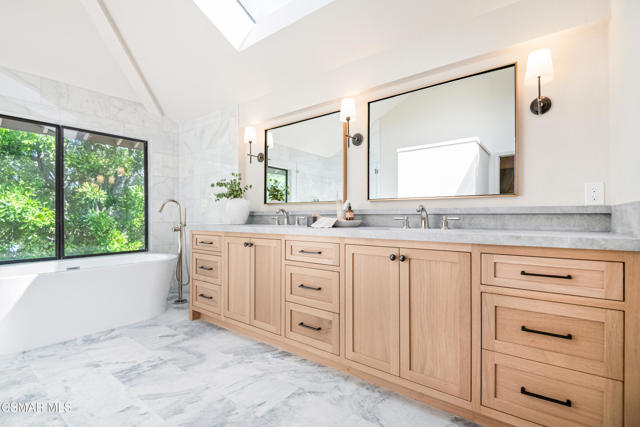 4212 Par Five Drive, Westlake Village CA: https://media.crmls.org/mediaz/1e1afc31-31b2-4b10-880a-023567b4830c.jpg