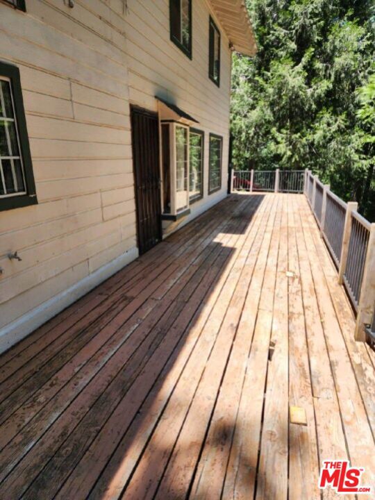 https://media.crmls.org/mediaz/1e1c7eca-d203-44fb-a059-9fedc4c25eee.jpg?preset=X-Large