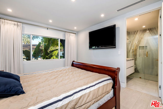 16601 Park Lane Circle, Los Angeles CA: https://media.crmls.org/mediaz/1e1cb840-08cf-42e5-93c0-2316700c05f3.jpg
