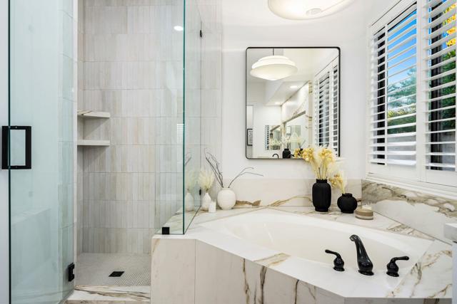 33 Calle La Reina, Rancho Mirage CA: https://media.crmls.org/mediaz/1e1d6dfe-7c18-4b36-be08-c3e8a26e4e4c.jpg