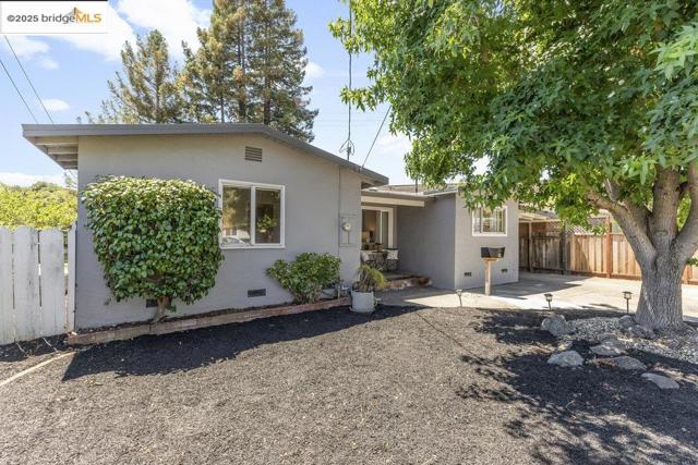 615 Manuel Dr, Novato CA: https://media.crmls.org/mediaz/1e1e7cf7-5665-4275-8607-a0271d03db7f.jpg