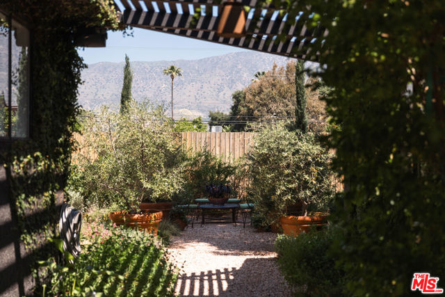 8427 Oswego Street, Sunland CA: https://media.crmls.org/mediaz/1e1e80d8-bb22-4104-be6b-3d2dbe6f0b49.jpg