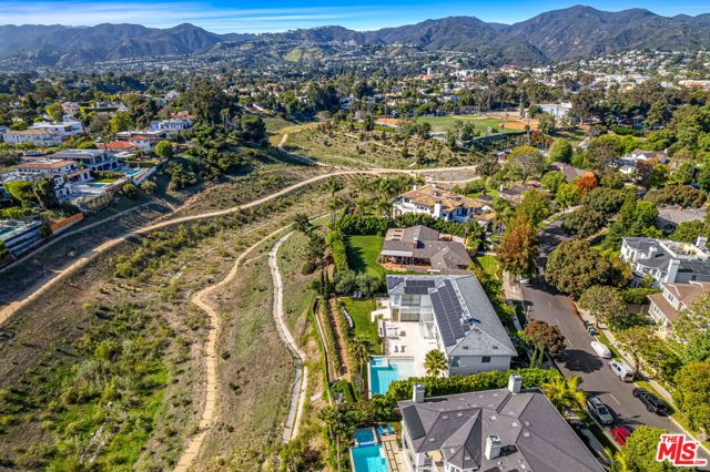 623 Alma Real Drive, Pacific Palisades CA: https://media.crmls.org/mediaz/1e205dc6-0e1a-40ff-8135-ee1e76be2e72.jpg