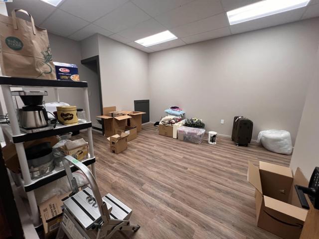 37 Binnacle Hl, Oakland CA: https://media.crmls.org/mediaz/1e212272-0d05-4d72-9317-bdb5a4a60d18.jpg