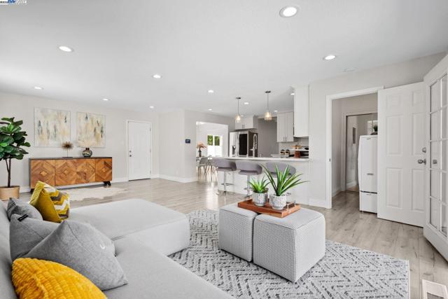 955 Maud Ave, San Leandro CA: https://media.crmls.org/mediaz/1e21da8a-a984-4dad-aee9-559d10b7c549.jpg