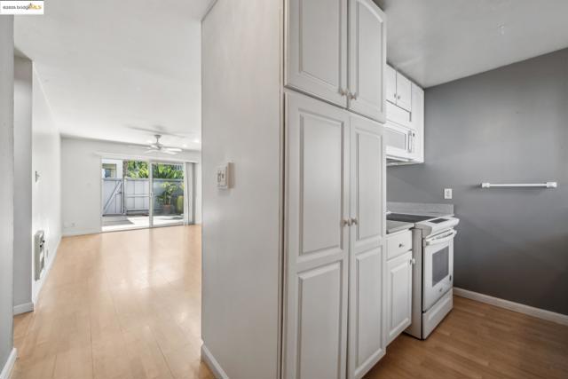 325 Kitty Hawk Rd, Alameda CA: https://media.crmls.org/mediaz/1e238029-bc4a-40dd-b8dc-e76c3230e8fe.jpg