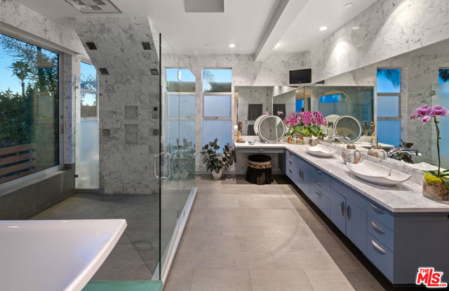 9353 Nightingale Drive, Los Angeles CA: https://media.crmls.org/mediaz/1e24376f-ec39-4e09-ac4d-d2b68ef6cbdd.jpg