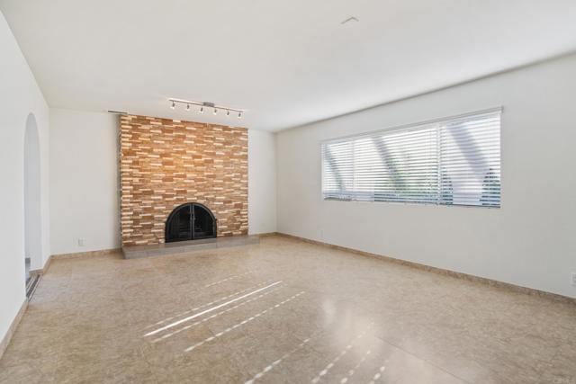 Detail Gallery Image 12 of 48 For 11000 Meadow Glen Way East, Escondido,  CA 92026 - 3 Beds | 2/1 Baths