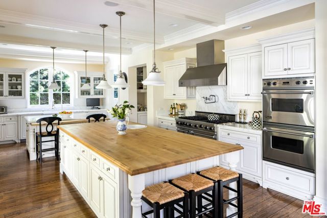 1667 Amalfi Drive, Pacific Palisades CA: https://media.crmls.org/mediaz/1e251794-cb2b-484a-bd72-ffe7ef0b43b1.jpg