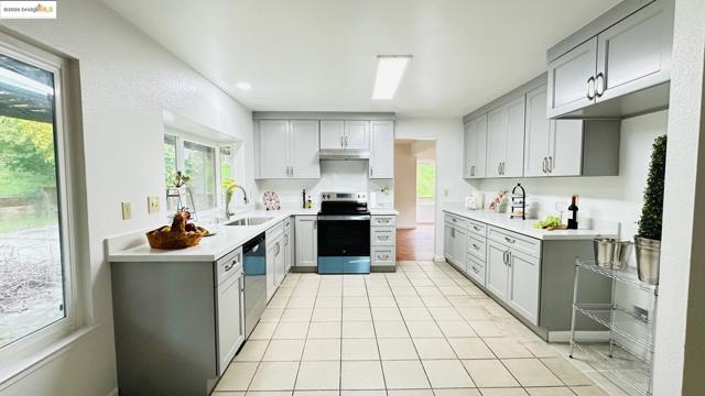 3593 Morningside Dr, Richmond CA: https://media.crmls.org/mediaz/1e25766c-6fb1-4d29-aeea-150c44a843ef.jpg