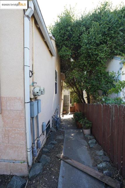 6084 Monterey AVE, Richmond CA: https://media.crmls.org/mediaz/1e25a273-6279-4210-bd24-38422e7a2471.jpg
