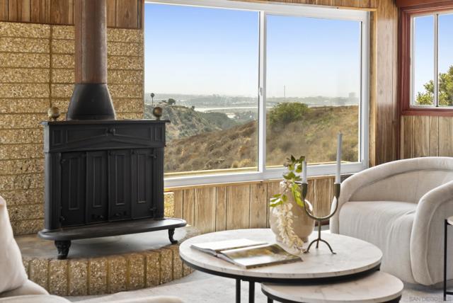 2122 March Pl, San Diego CA: https://media.crmls.org/mediaz/1e2665b9-9652-4835-bc14-5b3d2fdb4b0c.jpg