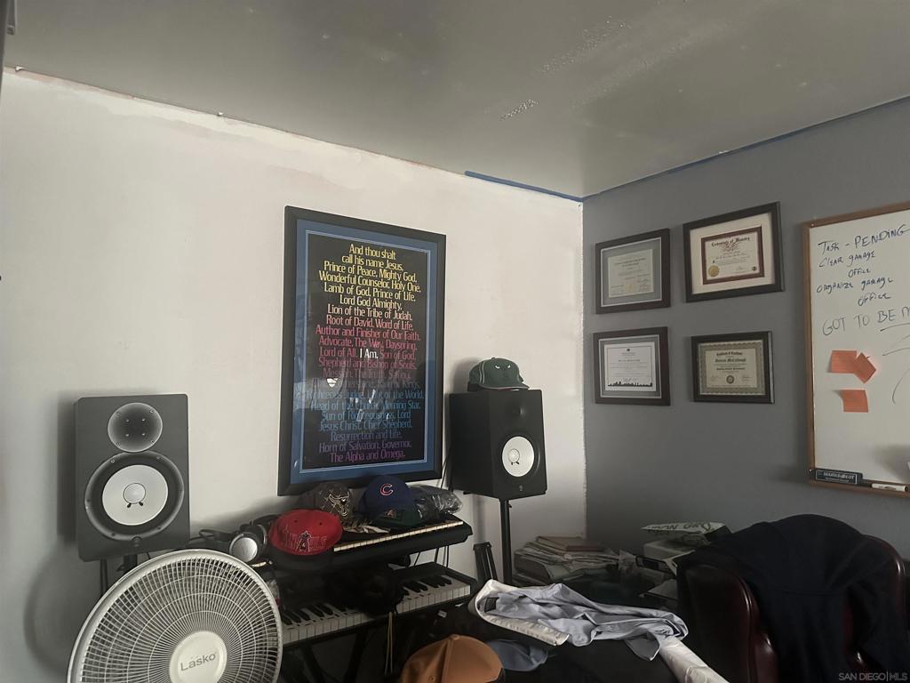 https://media.crmls.org/mediaz/1e2727b5-72aa-4dbf-a6d6-12589518770d.jpg?preset=X-Large
