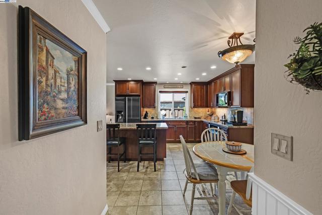 2611 Quail Ct., Union City CA: https://media.crmls.org/mediaz/1e29660c-7de0-4bd4-b58a-c5b1fa98ee54.jpg