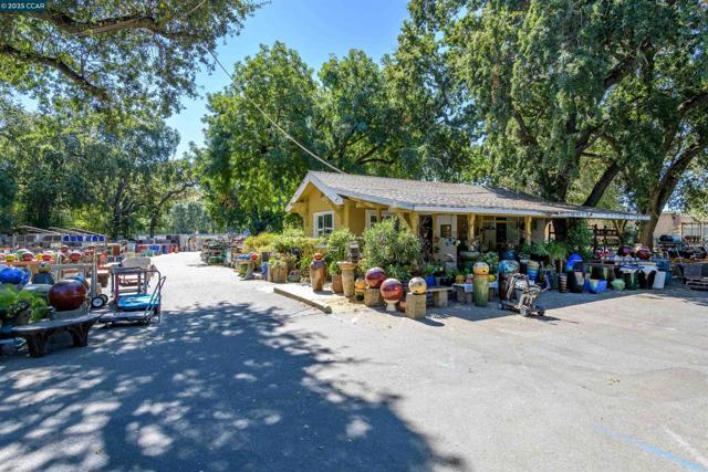 5930 Cherry Glen Rd, Vacaville CA: https://media.crmls.org/mediaz/1e2a70b4-3c28-4a9a-a8cc-33688c25a494.jpg