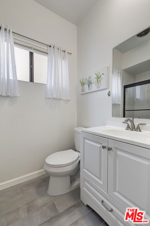 828 S Bedford Street, Los Angeles CA: https://media.crmls.org/mediaz/1e2a9501-1343-4ebe-8115-d35284bdba03.jpg