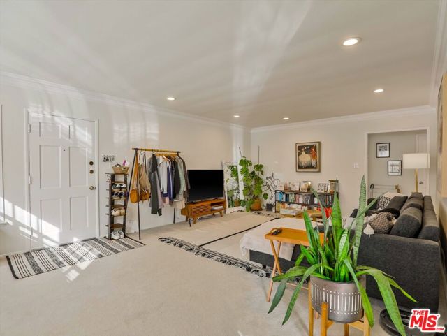 438 S Palm Drive, Beverly Hills CA: https://media.crmls.org/mediaz/1e2dd955-f16f-4eb2-9894-af3c58fd2911.jpg