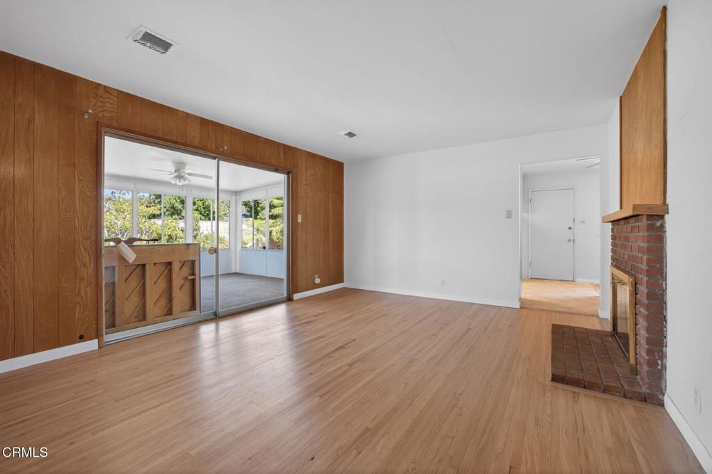 https://media.crmls.org/mediaz/1e2dfdde-8d85-47f9-88ec-b25b4efa9bdc.jpg?preset=X-Large