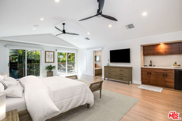 3201 Viola Place, Marina del Rey CA: https://media.crmls.org/mediaz/1e2e750c-0bb1-4623-bd60-88971f22fee7.jpg