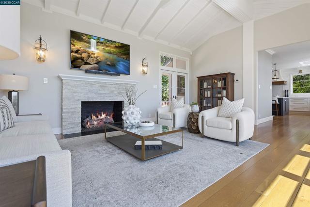 24 La Campana Rd, Orinda CA: https://media.crmls.org/mediaz/1e2eaa8d-c0c1-4ce9-b82d-c694af7c7619.jpg