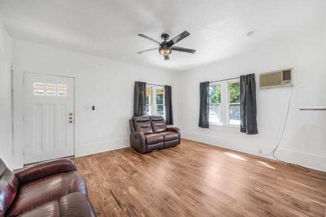 1511 W Tulare Avenue, Newman CA: https://media.crmls.org/mediaz/1e2f769b-02ef-41af-a878-a7e62df1dcb4.jpg