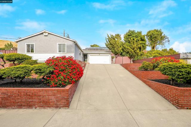 2951 Estates Ave, Pinole CA: https://media.crmls.org/mediaz/1e2ffba7-4cd8-46a3-a0a6-76442ee34127.jpg