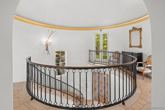 6692 La Jolla Scenic Dr S, La Jolla CA: https://media.crmls.org/mediaz/1e302dd7-faba-4aaf-a430-a9d98d9340e4.jpg