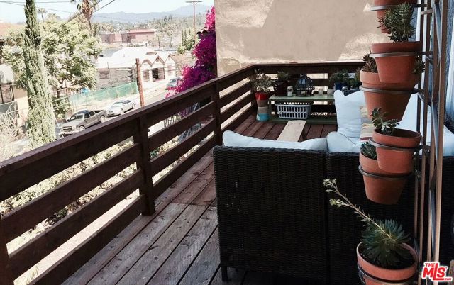 834 Laguna Avenue, Los Angeles CA: https://media.crmls.org/mediaz/1e3336af-d5e8-4726-acd3-d82d21ec94ec.jpg