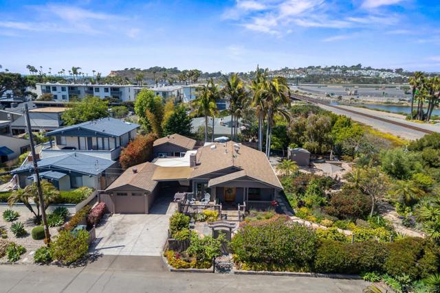 260 27Th St, Del Mar CA: https://media.crmls.org/mediaz/1e333cf5-ff31-4524-a9d3-22dfe64da5f2.jpg